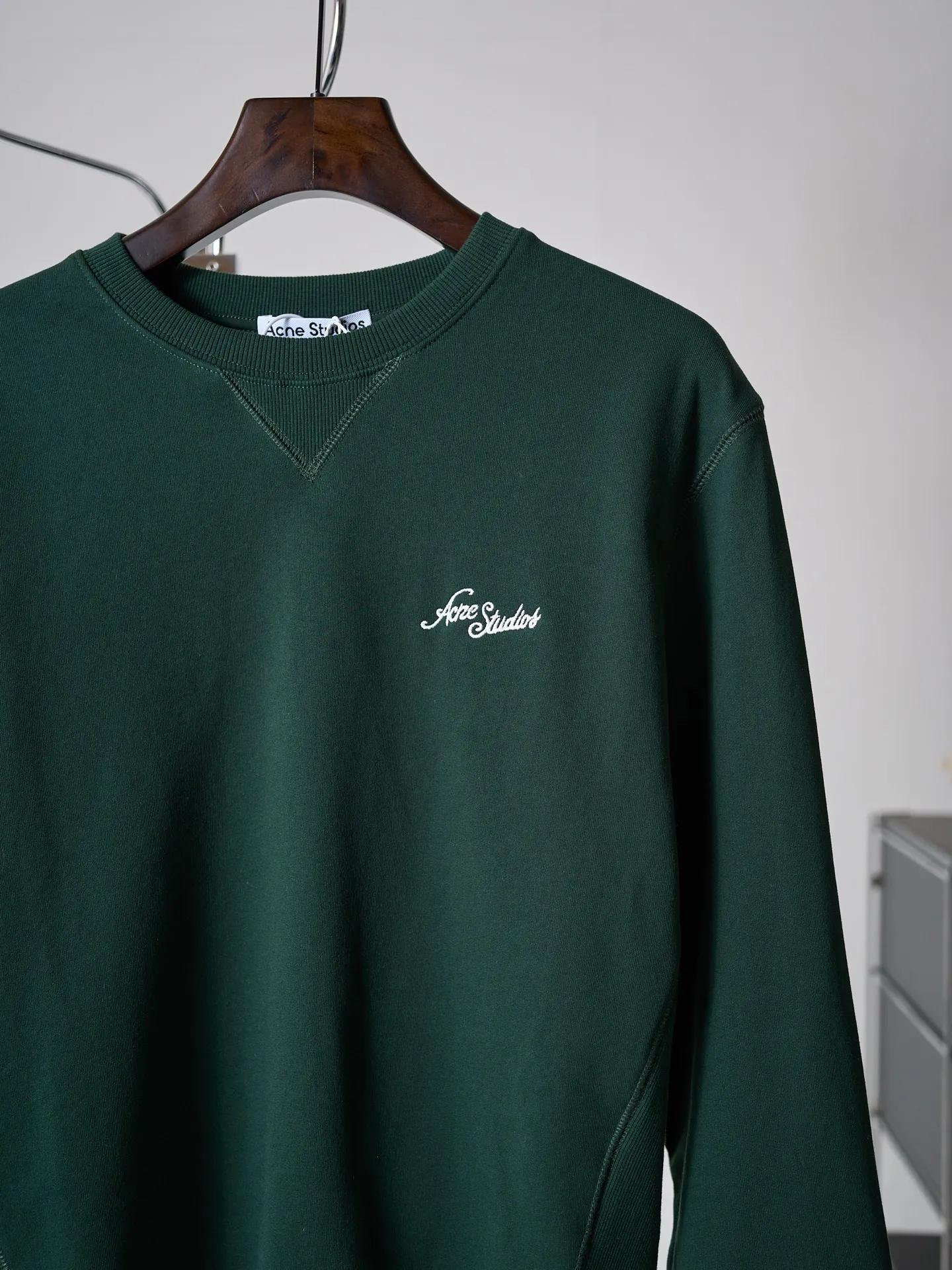 [Real auction] Acne Studios embroidered logo sweatshirt (women's style) [In Stock] S M L custom-dyed cloud-like brushed fleece cotton, smooth drape, soft and skin-friendly. Wearing a dark forest green as the base, the soft cloth texture is rich in layers, and the low-saturated green tone reveals a quiet and luxurious literary and artistic atmosphere. The iconic Acne Studios embroidered logo is embellished on the chest, simple yet recognizable. The neckline is designed with a Classic triangular panel structure and a high level of detail. The soft and slightly loose off-the-shoulder silhouette is just right to accommodate the lines of the shoulders and back. The moderate length is matched with a cuffed ribbed hem to freely modify the body shape. The ingenuity is hidden in the simple body, allowing a sense of relaxation throughout daily life. 1. Imported machine embroidery uses advanced computer control systems and precision mechanical components to precisely create the iconic Acne Studios logo embroidery, with smooth and delicate lines and a full sense of sophistication. 2. Enzyme washing treatment: The fabrics have been fermented and washed to give them a better feel and texture. They are not easy to deform, shrink or fade. They maintain long-term beauty and have a loose fit.